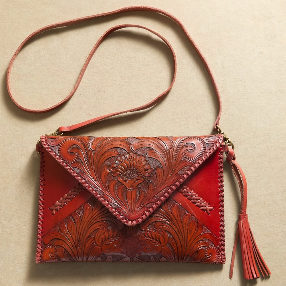 🚩 🆕 NWT Sundance “Shasta Tooled Leather Clutch” in Red.   Size: OS - Picture 2 of 6